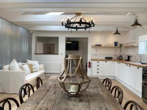 The Gate-Stunning Garden Apartment in Freshwater Bay