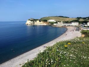 The Gate-Stunning Garden Apartment in Freshwater Bay