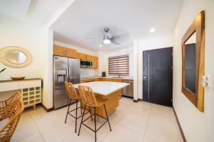 Condo Casa Blanca 6 - modern 2BR,2BA near to Beach & Town