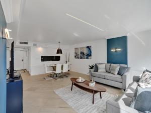 Spacious Ocean View Condo Beach Service 803