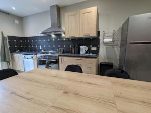 Gîte familial rénové avec piscine, jardin de 1 hectare et vélos à disposition, situé en pleine campagne - FR-1-591-579