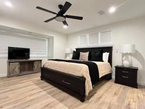 Love Shack in Foley Hot Tub Modern Cozy