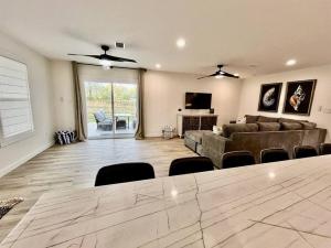 Love Shack in Foley Hot Tub Modern Cozy