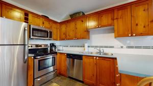 2BR in Symphony, Whistler Village, Complex Hot Tub, Gas Fireplace, Parking, Gondola Shuttle