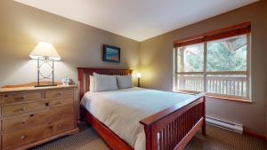 2BR in Symphony, Whistler Village, Complex Hot Tub, Gas Fireplace, Parking, Gondola Shuttle