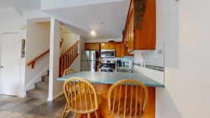 2BR in Symphony, Whistler Village, Complex Hot Tub, Gas Fireplace, Parking, Gondola Shuttle