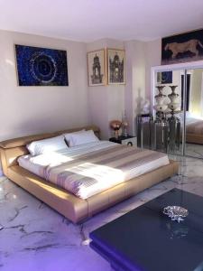 Hollywood Art Studio Apartment