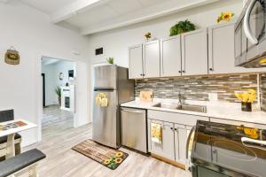 Cozy Fort Walton Beach Escape with Private Patio!