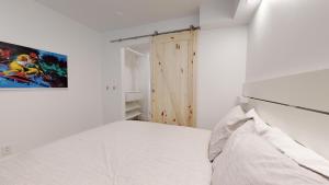 1BR and Sofabed at Whistler on the Lake, Lakefront, Serene Setting, Wood Burning Fireplace