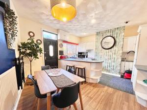 Summer Lane Business Stays 3 Bedrooms 6 Beds Ideal For Longer Stays-Near M1