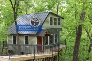 Secluded Treehouse in the Woods - Tree Hugger Hideaway - Walnut Shade