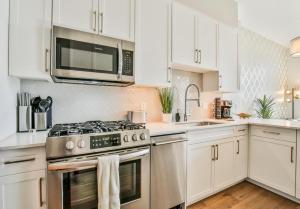 Deluxe Studio Apartment On Broadway