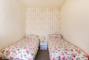 Victoria Cottage - Spacious Bright & Airy - Seconds to Beach - Pet Friendly - Easy Parking - Minutes toAmenities - 60 percent Off Monthly Stays