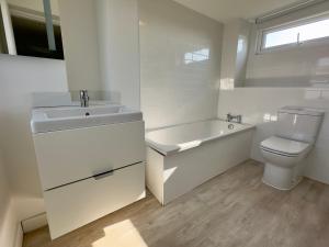 The Buttercup - 3 Double Bedrooms - 3 Minutes Walk to Beach