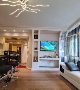 Sentral modern design leilighet med 2 soverom, gratis parkering