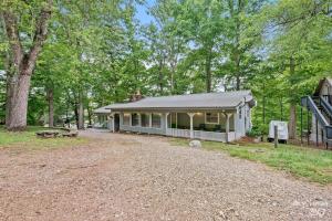 MCM Lakehouse - Direct Lake Access - Sleeps 8