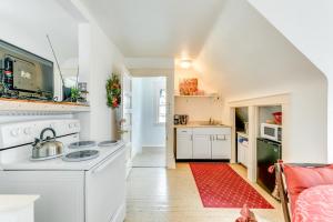 Cozy Niagara Falls Cottage with Gas Grill and Patio!