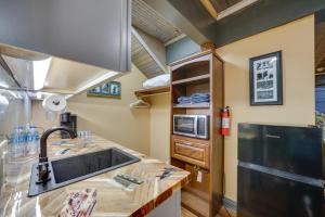 Central Texarkana Studio Rental with Railroad Views!