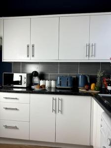 Modern 6 Bed Home Near Leeds City Centre-Long Stay Rates Available
