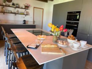 Maisons de vacances Spacious & Characterful 6 Bed Farmhouse with Pool : photos des chambres