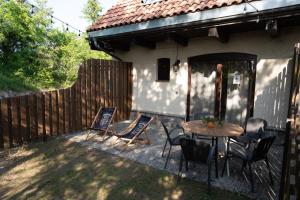 Two-Bedroom Apartment room in Lola i Pepe