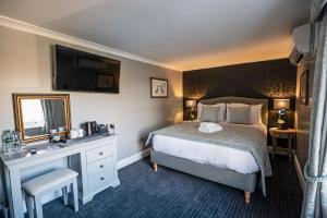 Standard King Room - Non-Smoking room in The Thames Riviera Hotel
