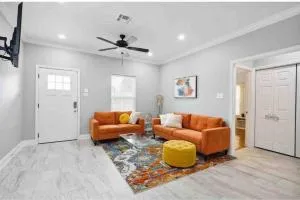 Mardi Gras House - Tropical Bend