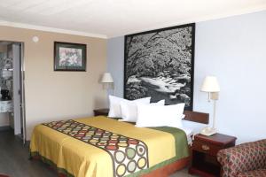 King Room - Non-Smoking room in Super 8 by Wyndham Clarksville East
