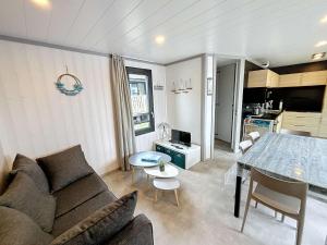 Chalets Chalet haut de gamme - 6 pers - Piscine chauffee - Proche plage - Jullouville - FR-1-361-518 : photos des chambres