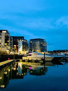 SUPERYACHT ON TOWN QUAY MARINA, SOUTHAMPTON - Very close to city centre and cruise terminals - free parking included
