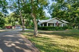 3 Houses 30 guests Country 14 acre Pecan Orchard - Luling
