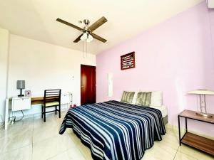 Departamento grande y centrico, con 3 recámaras y 2 baños completos.