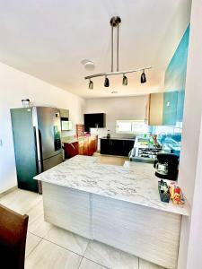 Departamento grande y centrico, con 3 recámaras y 2 baños completos.