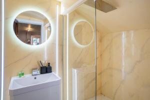 Commandery Vaults - Luxury Apartment in City Centre with SKY TV