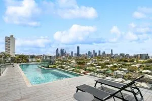 Sleek 1-Bed With Rooftop Pool & Amazing City Views - Brisbane