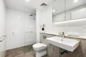 Sleek 1-Bed With Rooftop Pool & Amazing City Views