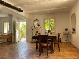 Villas “La Demie Tour” view on The Mont Ventoux. : photos des chambres