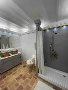 Villas “La Demie Tour” view on The Mont Ventoux. : photos des chambres