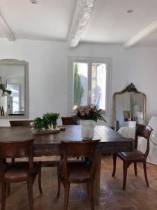 Villas “La Demie Tour” view on The Mont Ventoux. : photos des chambres