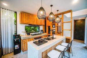 Tiny Villa Nyanyi - 2 BR Stylish Villa Private Pool 5 mins from Beach