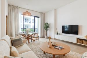 HiGuests - Stylish Boho 2BR Apartment Steps from La Mer Beach