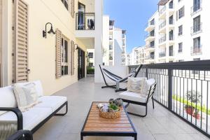 HiGuests - Stylish Boho 2BR Apartment Steps from La Mer Beach