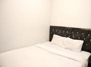 Gangnam Style Residence Mitra RedDoorz near MERR Surabaya