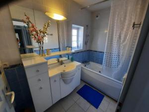 Appartements Les Romarins, appartement impeccable et son parking prive : photos des chambres