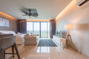 2 Pax Cozy Holiday Home, Trefoil Setia Alam, SACC