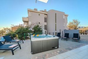 Aura, modern apartment with private jacuzzi