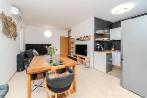 Aura, modern apartment with private jacuzzi