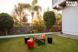 StayVistas Bella Dream - Mountain-View with Outdoor Pool, Lawn featuring a Gazebo & Indoor Games