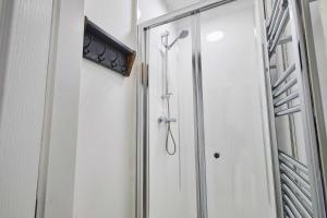 Host & Stay - The Snug