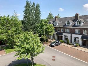 74 - 4 Bed Townhouse With Parking by Shortstays